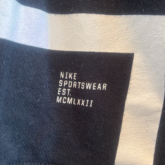 The Nike Tee by Nike Sportswear Athletic Cut Premium Finish - Picture 4 of 10